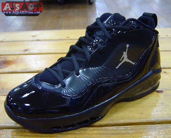 jordan-melo-m8-blackout-01